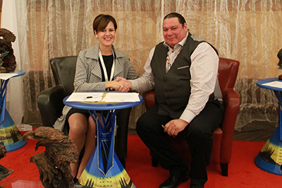 Chelsie Klassen, Directora de Participación Indígena de Hatch, firma un memorándum con el Director Ejecutivo de SFNSA, Toby Desnomie