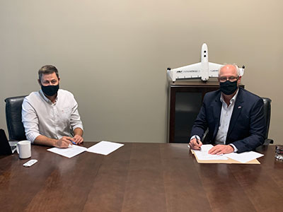 Cory Linnen, el Vicepresidente de Operaciones de X-Terra (izquierda) y Mike Federoff, director global de Potasa y gerente general de la oficina de Saskatoon de Hatch (derecha), firman el memorándum de entendimiento