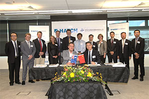 Hatch’s regional director of Infrastructure, David Small, and CCCC FDINE director/deputy general manager, Wu Jinquan (both seated) sign the Hatch–FDINE joint venture agreement at a ceremony on December 17, 2015, held in Hatch’s Brisbane office